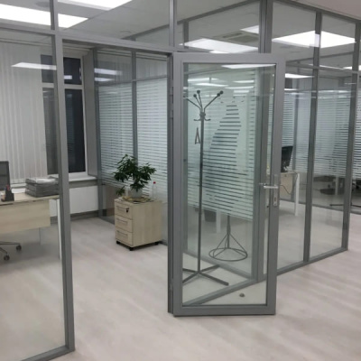 Каркасная стеклянная перегородка рифленая (5 мм.), серый