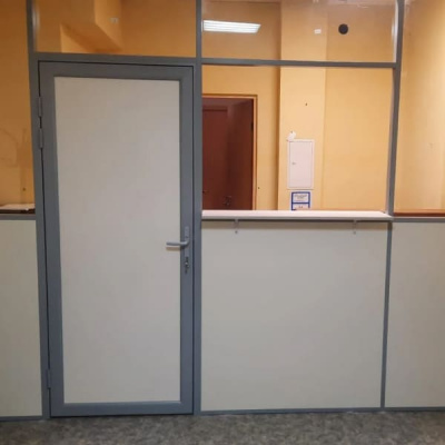Комбинированная перегородка двухслойная с изоляцией (ЛДСП + стекло 8 мм двойное), каркас усиленный, серый