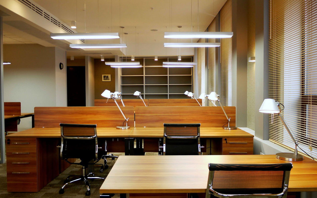 Оптимальное освещение в рабочем пространстве: роль офисных перегородок